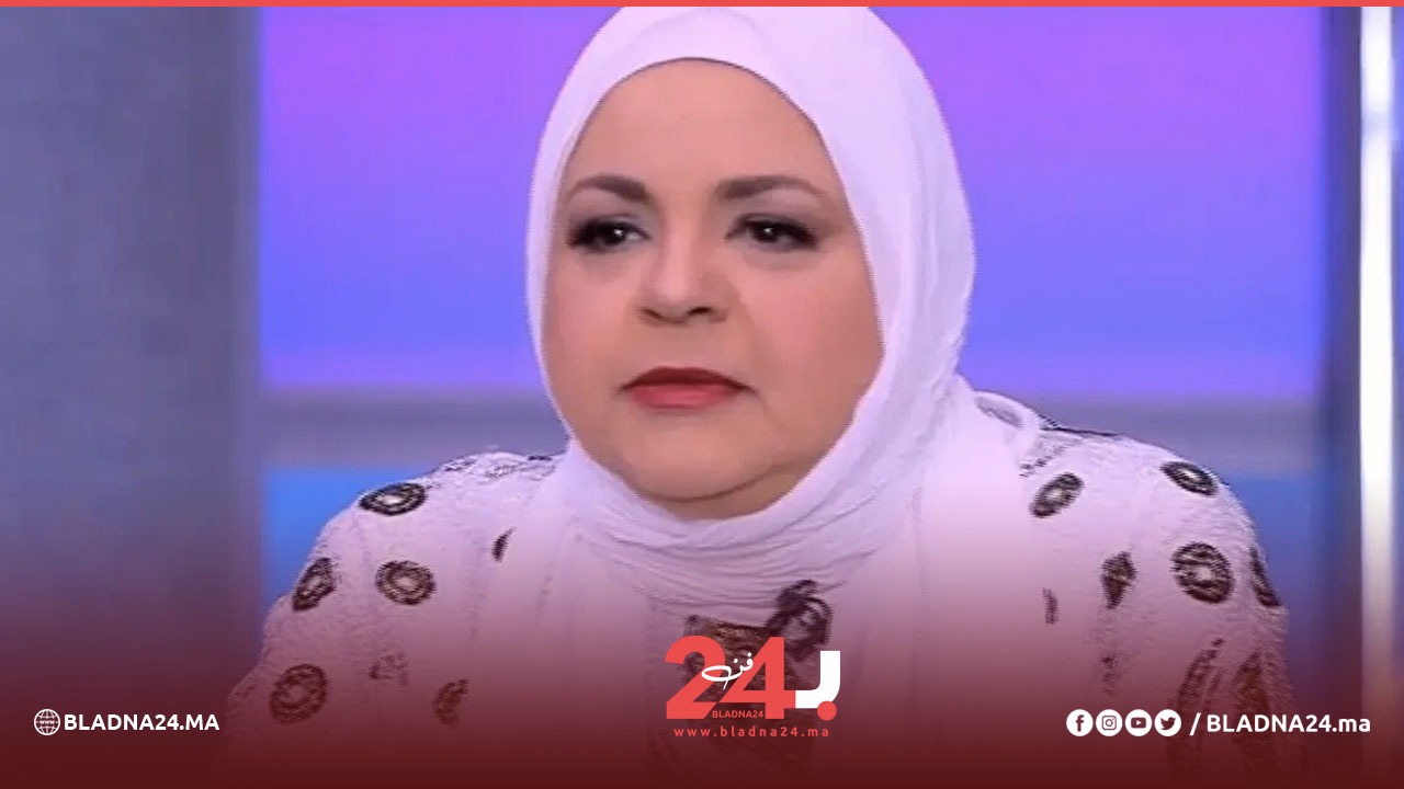 مطربة مصرية شهيرة تقرر ارتداء الحجاب.. وترفض اعتزال الغناء