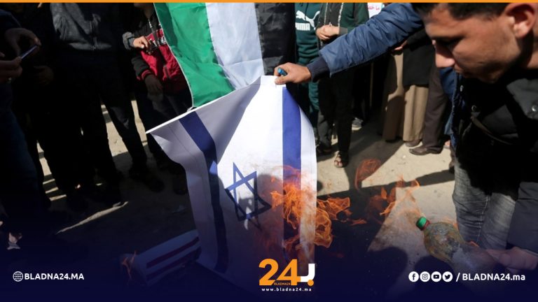 في جمعة الغضب : مناهضو التطبيع يحرقون العلم الإسرائيلي بالرباط