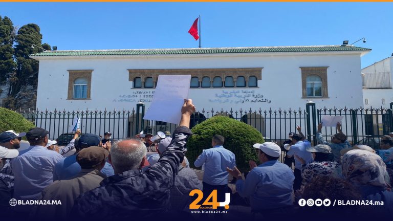 أساتذة الترقيات المجمدة يحتجون أمام وزارة بنموسى.. ومتضرر لـ"بلادنا24": الترقيات ليست ضمن أولويات الوزارة