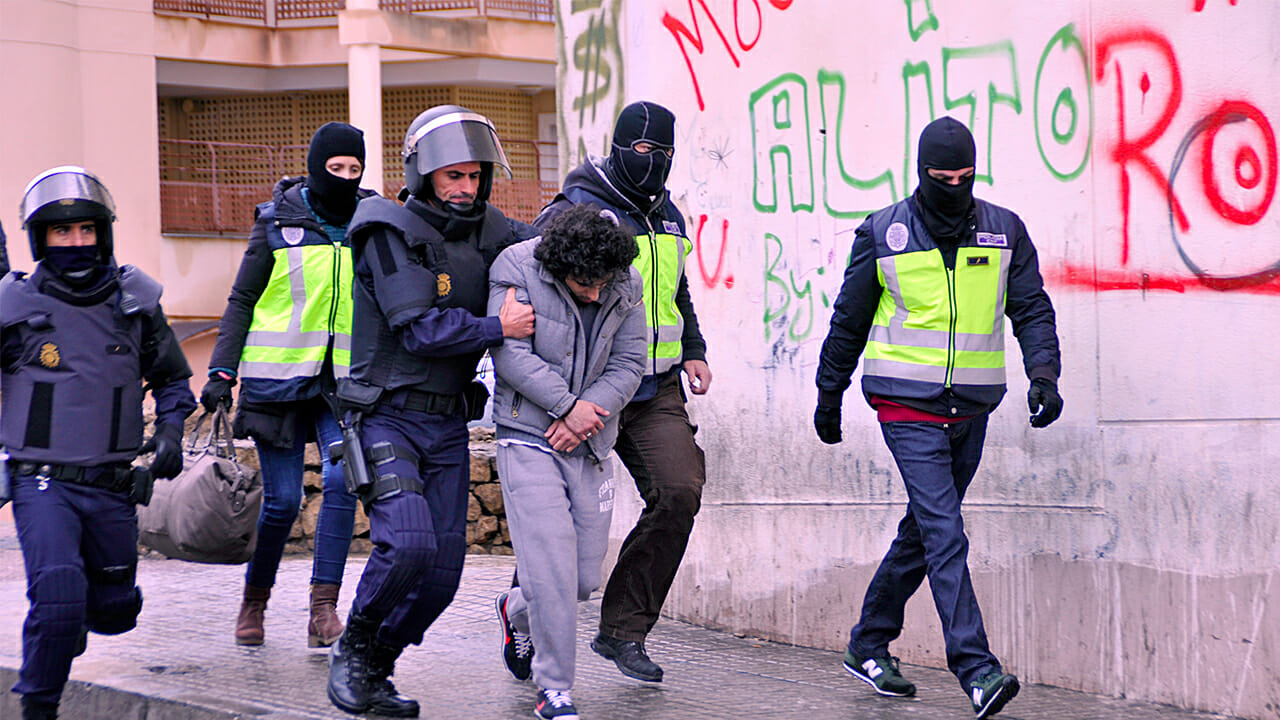 السلطات الإسبانية تطرد مغربيًا متهما بـ"الإرهاب"
