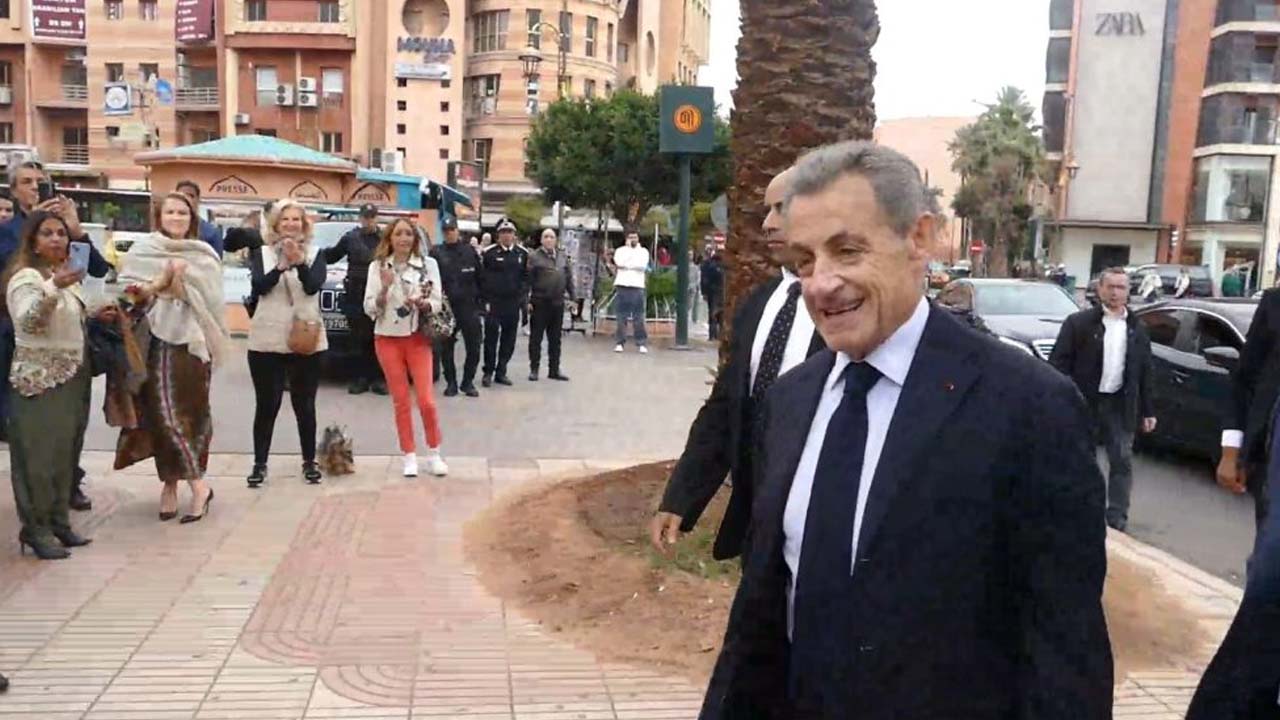 Sarkozy signs The Last Time in Marrakesh2