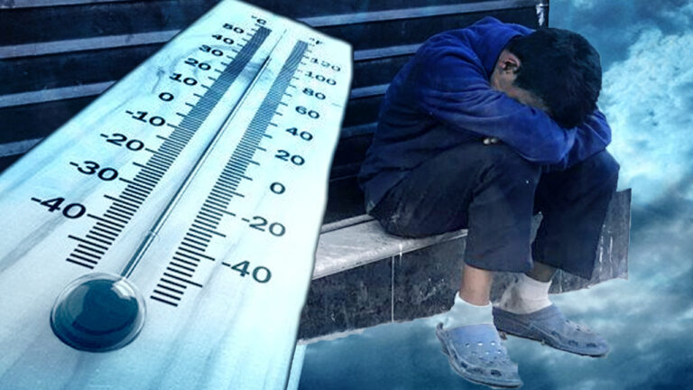 انخفاض درجات الحرارة تزيد من معاناة الأطفال في وضعية الشارع