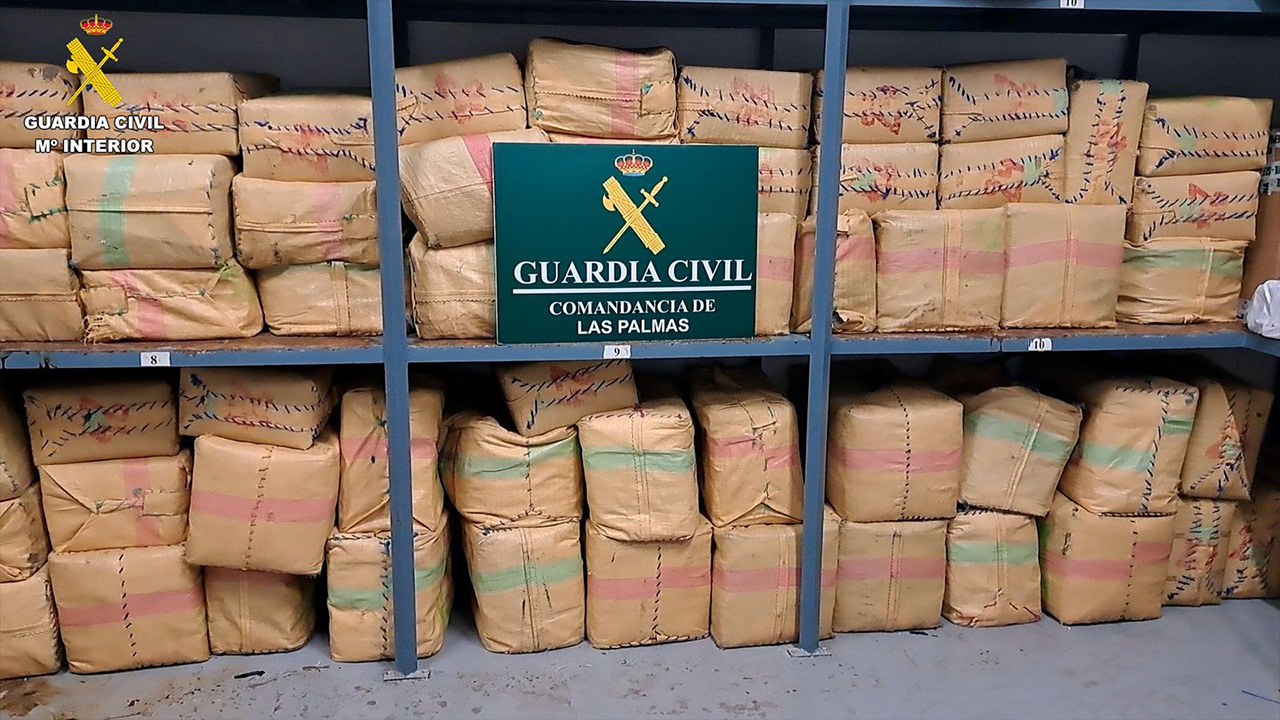 DST leads the Civil Guard to intercept two tons of hashish on the Canary Coast