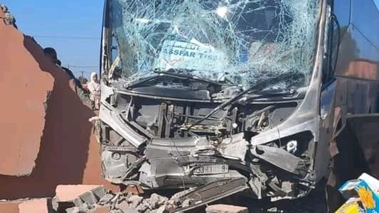 A bus transporting passengers collided with the wall of an educational institution on the outskirts of Marrakesh 2