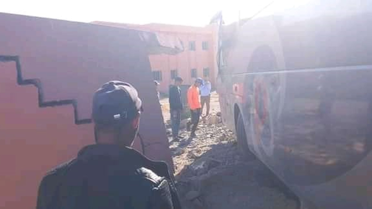 A bus transporting passengers collided with the wall of an educational institution on the outskirts of Marrakesh