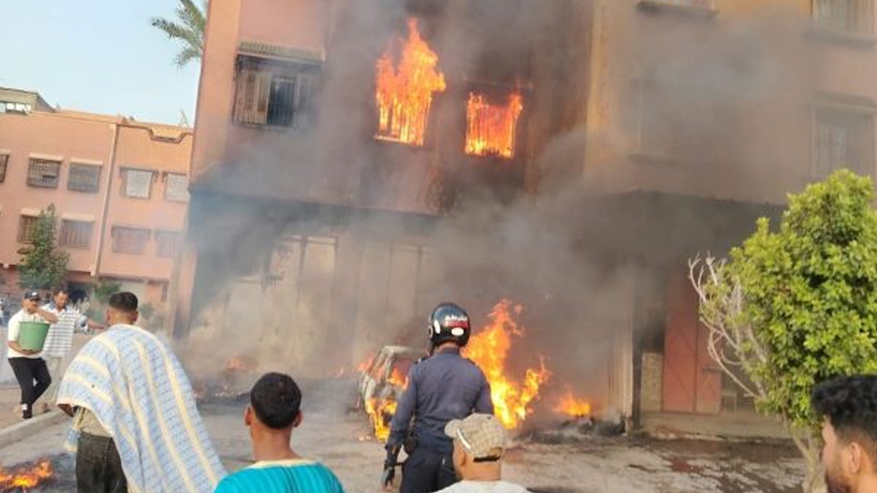 A fire destroys a house and a utility vehicle in Marrakesh3