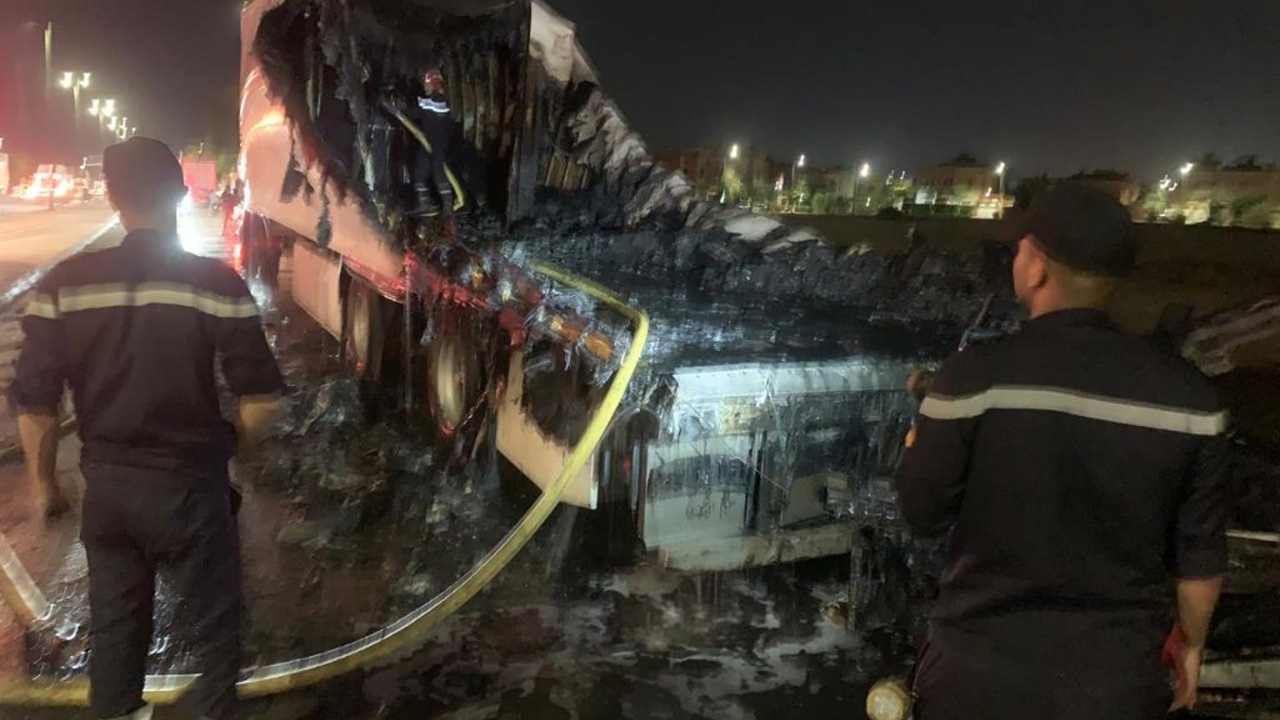 Fire destroys a large truck in Marrakech3