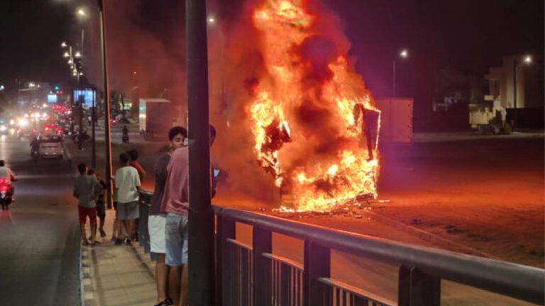 Fire destroys a large truck in Marrakech4