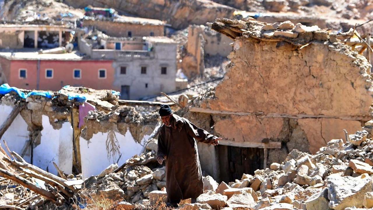 Human rights activists denounce delay in rebuilding earthquake affected areas