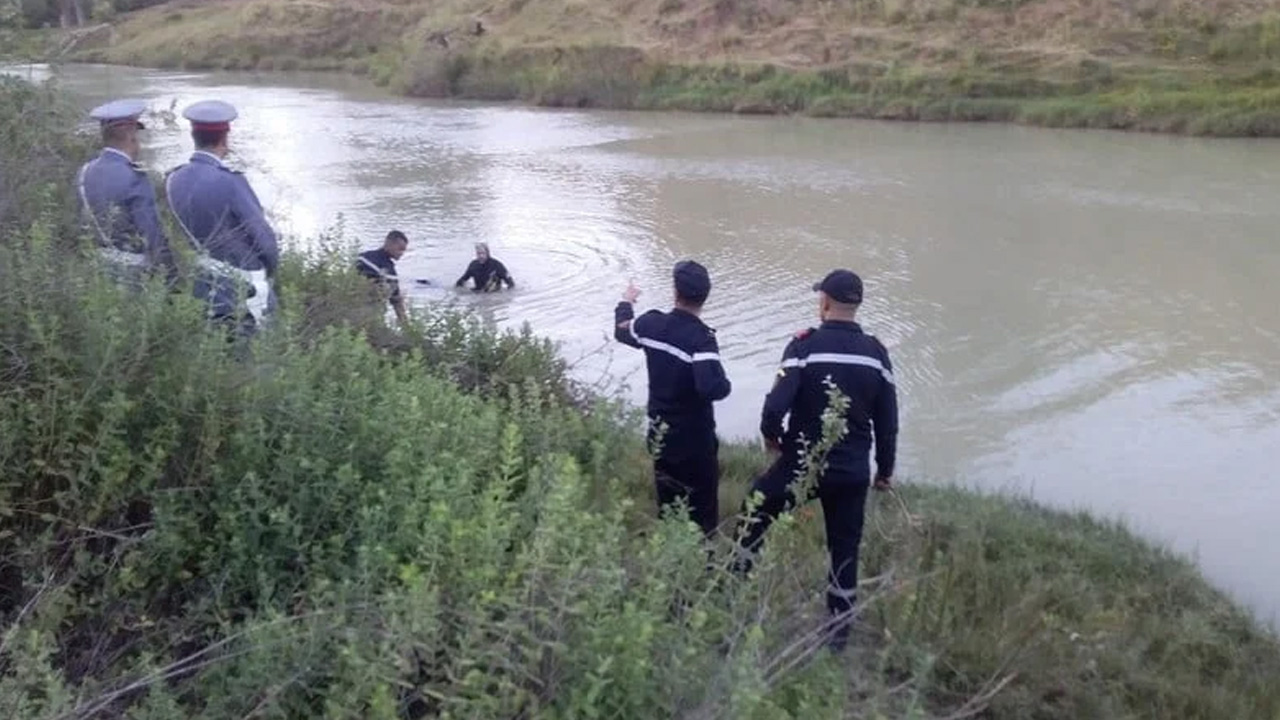 Recovering the body of a mosque imam who drowned in Oued Oum Er Rbia in Kasbah Tadla