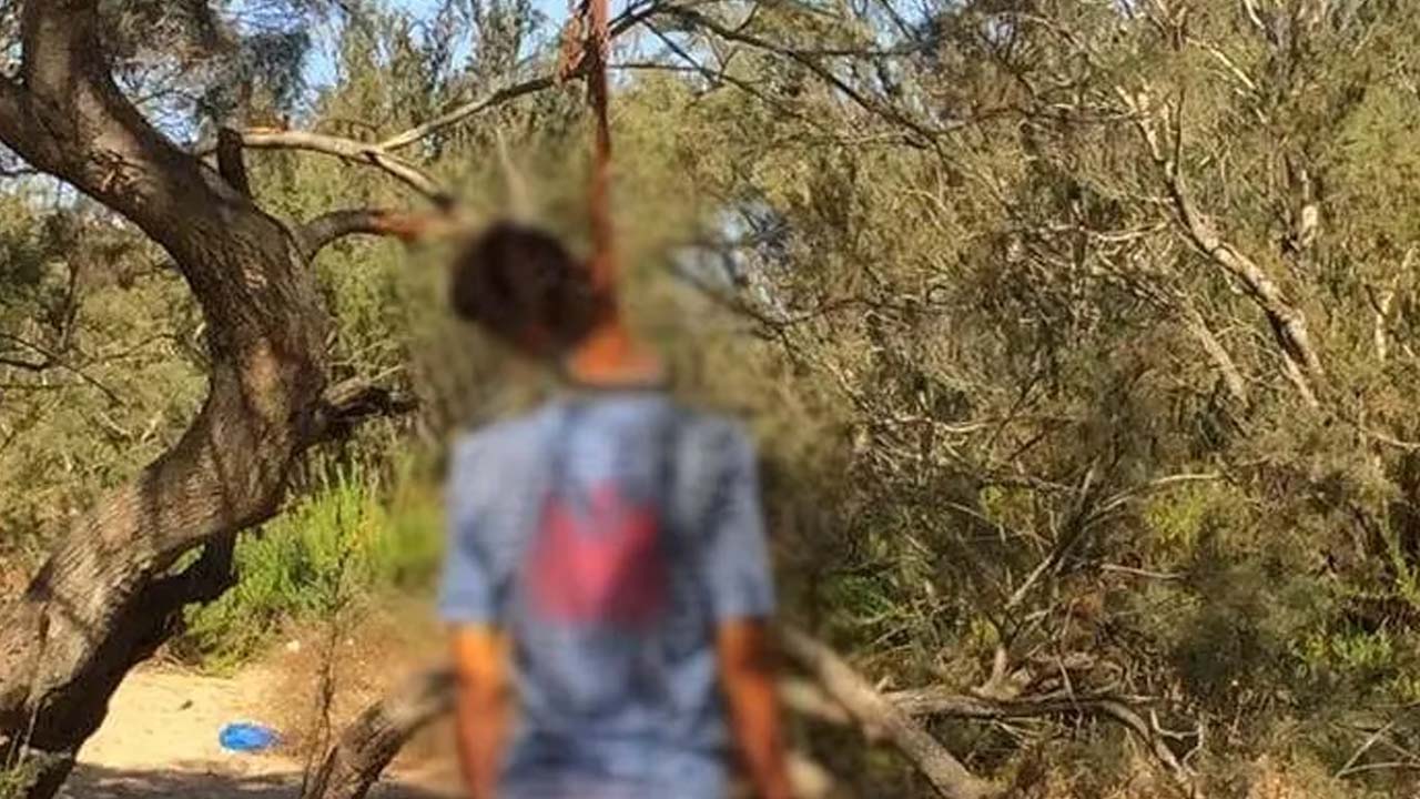 The body of an unidentified man hangs from a tree trunk that provokes the authorities of the suburbs of Azilal