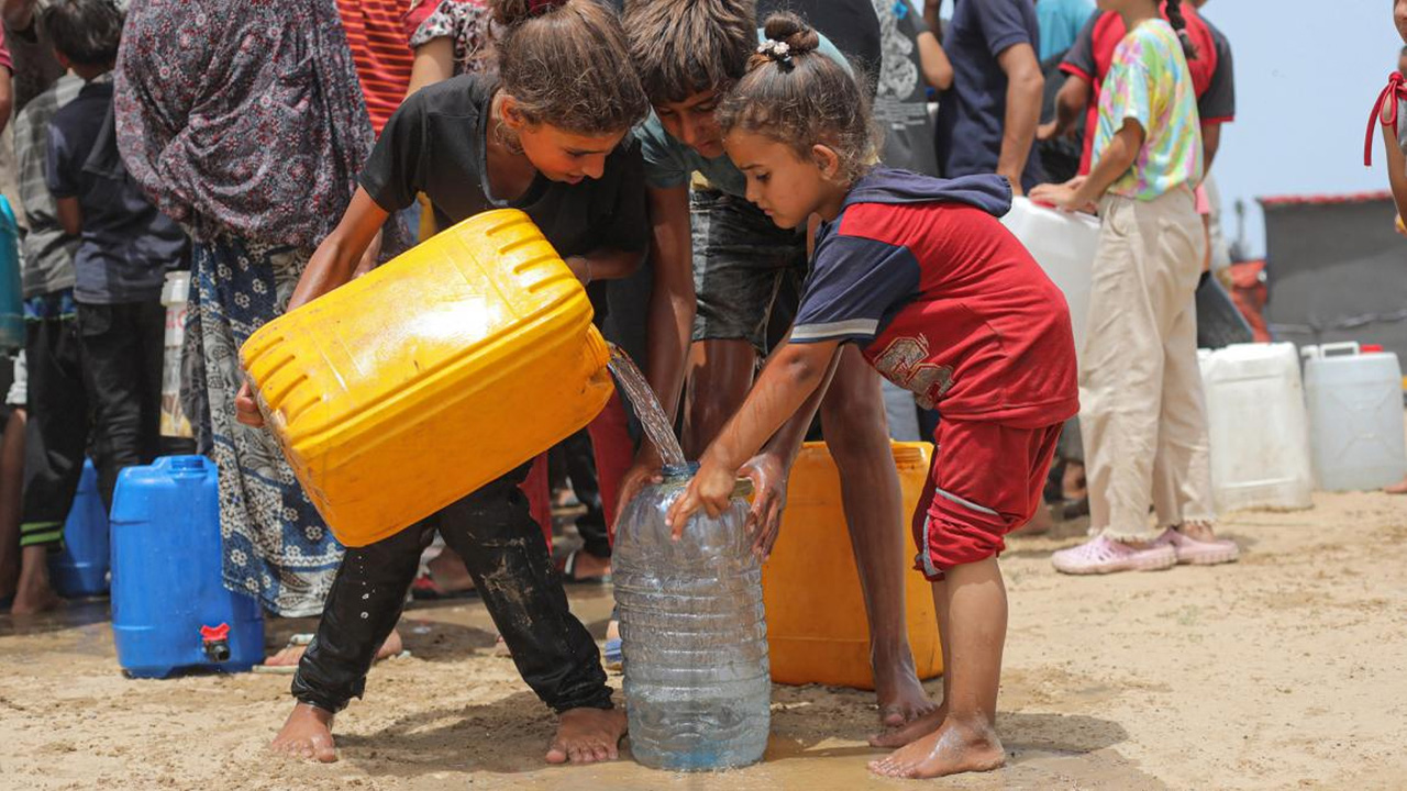 Water Trend. A global entertainment challenge with the taste of the thirst of Gaza children